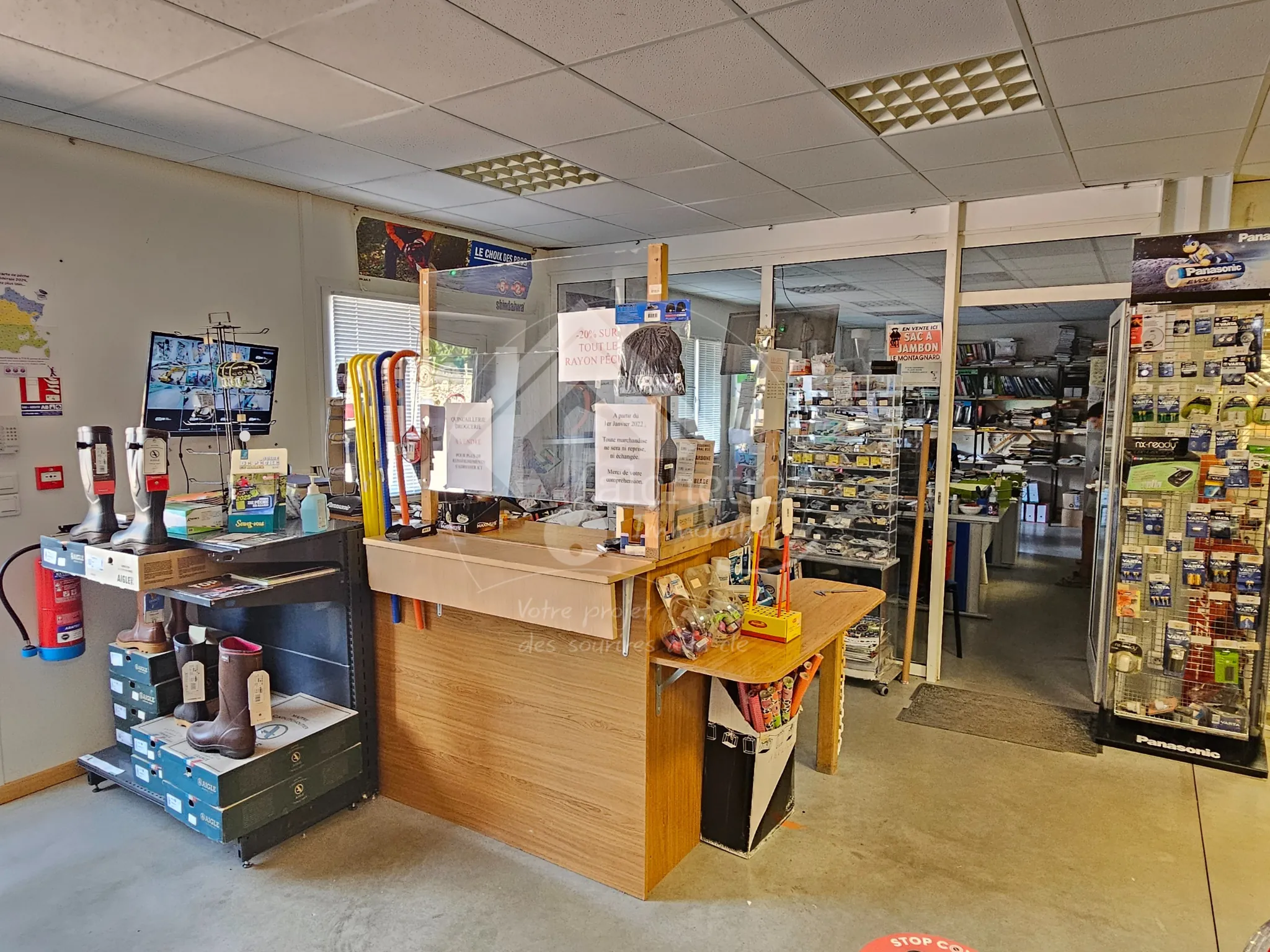 Fonds de commerce de quincaillerie-droguerie au Donjon, emplacement stratégique et clientèle fidèle 