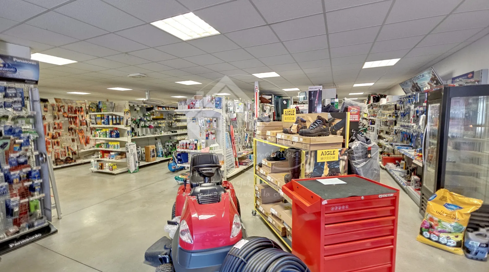 Fonds de commerce de quincaillerie-droguerie au Donjon, emplacement stratégique et clientèle fidèle 