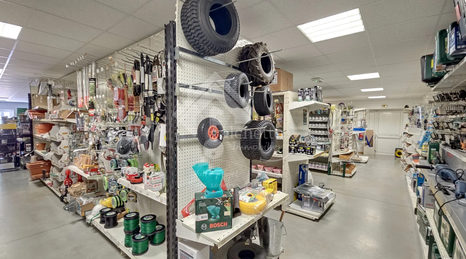 Fonds de commerce de quincaillerie-droguerie au Donjon, emplacement stratégique et clientèle fidèle 