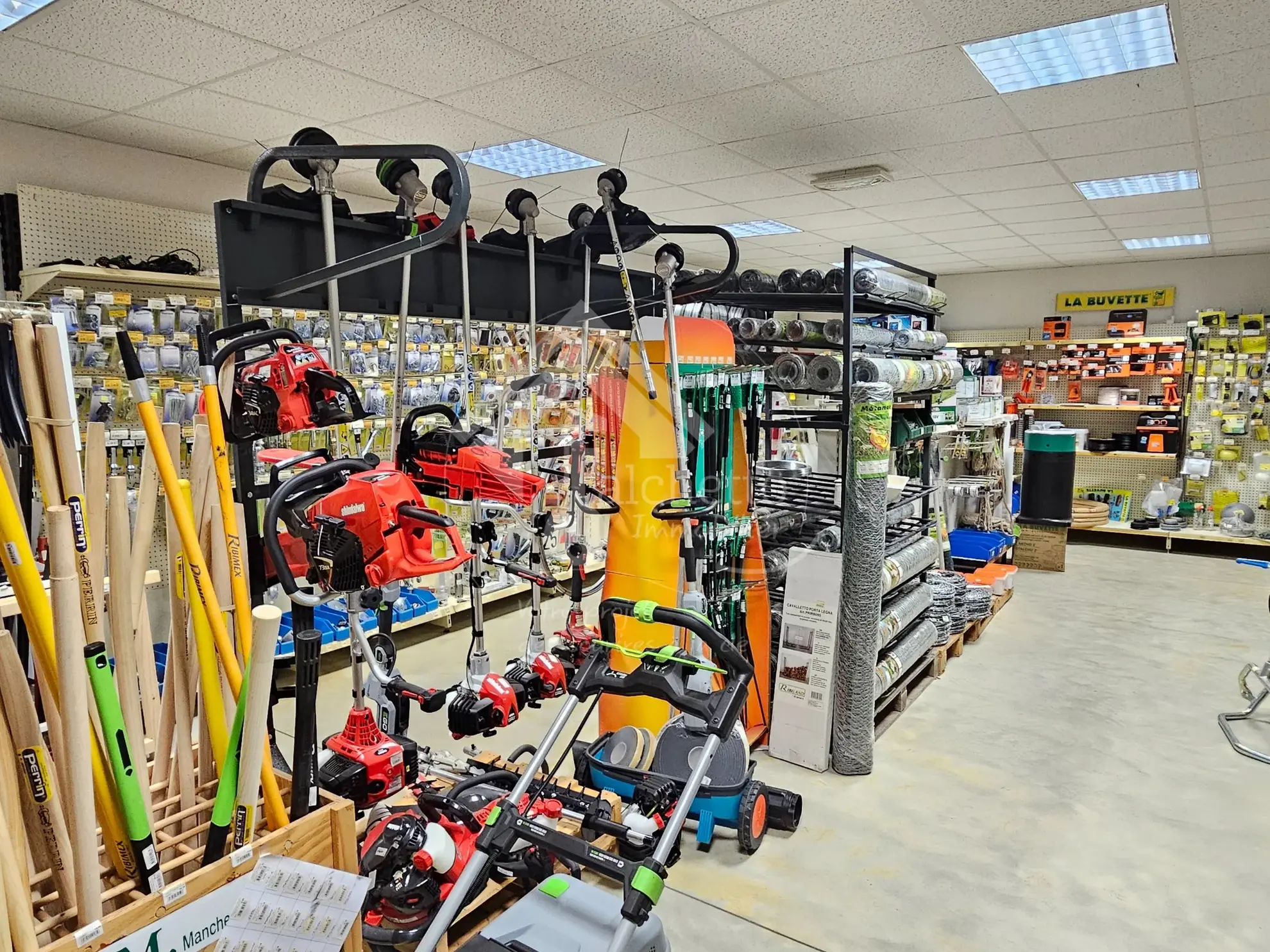 Fonds de commerce de quincaillerie-droguerie au Donjon, emplacement stratégique et clientèle fidèle 