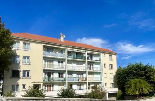 Vichy T2 avec balcon, vue rivière, proche commodités