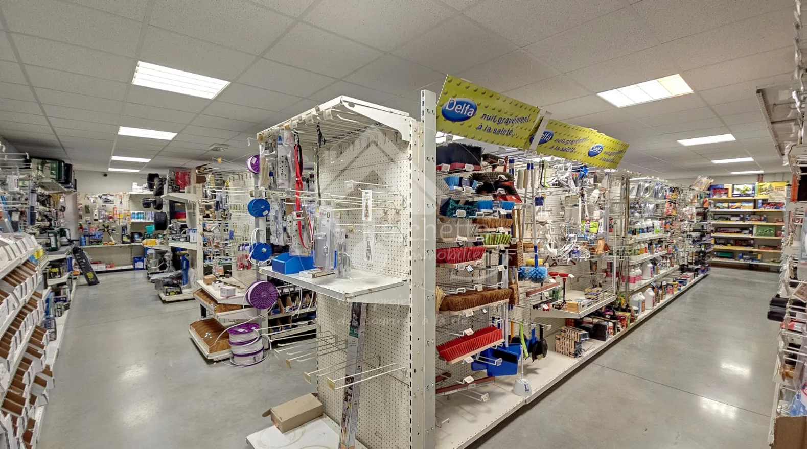 Fonds de commerce de quincaillerie-droguerie au Donjon, emplacement stratégique et clientèle fidèle 