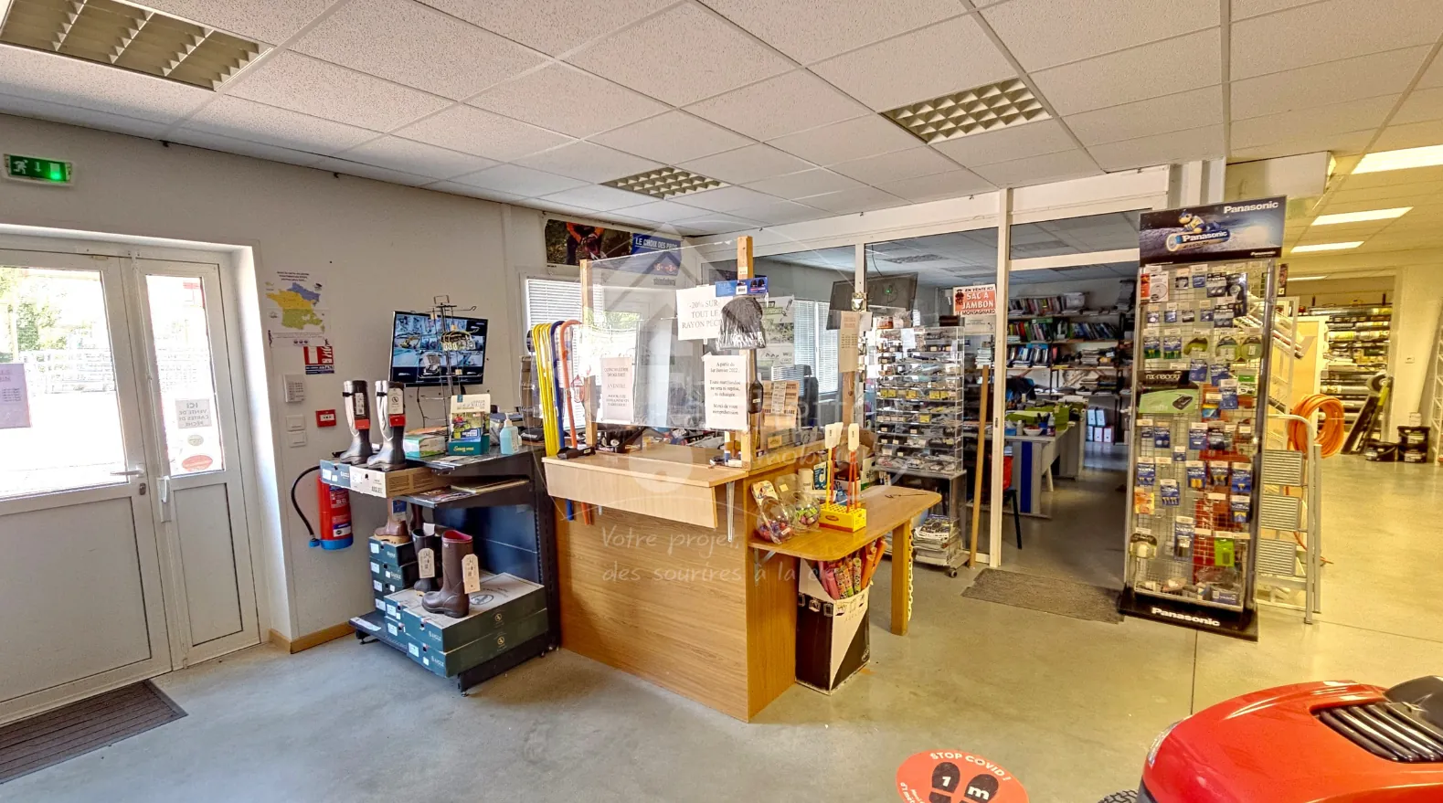 Fonds de commerce de quincaillerie-droguerie au Donjon, emplacement stratégique et clientèle fidèle 