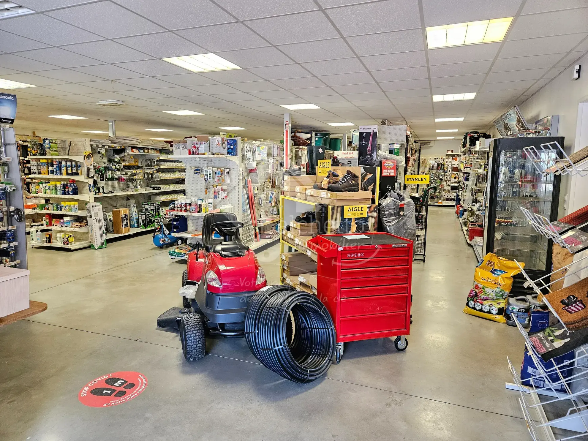 Fonds de commerce de quincaillerie-droguerie au Donjon, emplacement stratégique et clientèle fidèle 