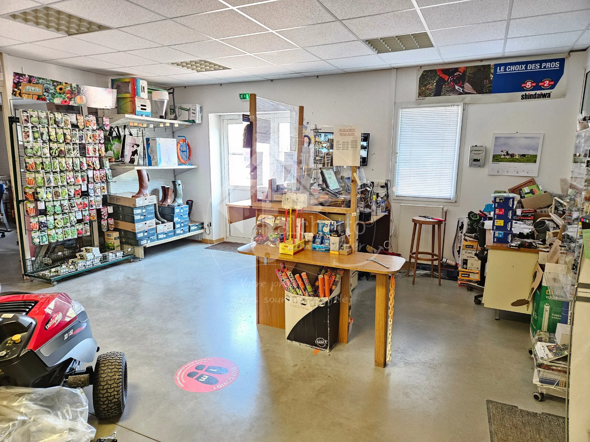 Fonds de commerce de quincaillerie-droguerie au Donjon, emplacement stratégique et clientèle fidèle 