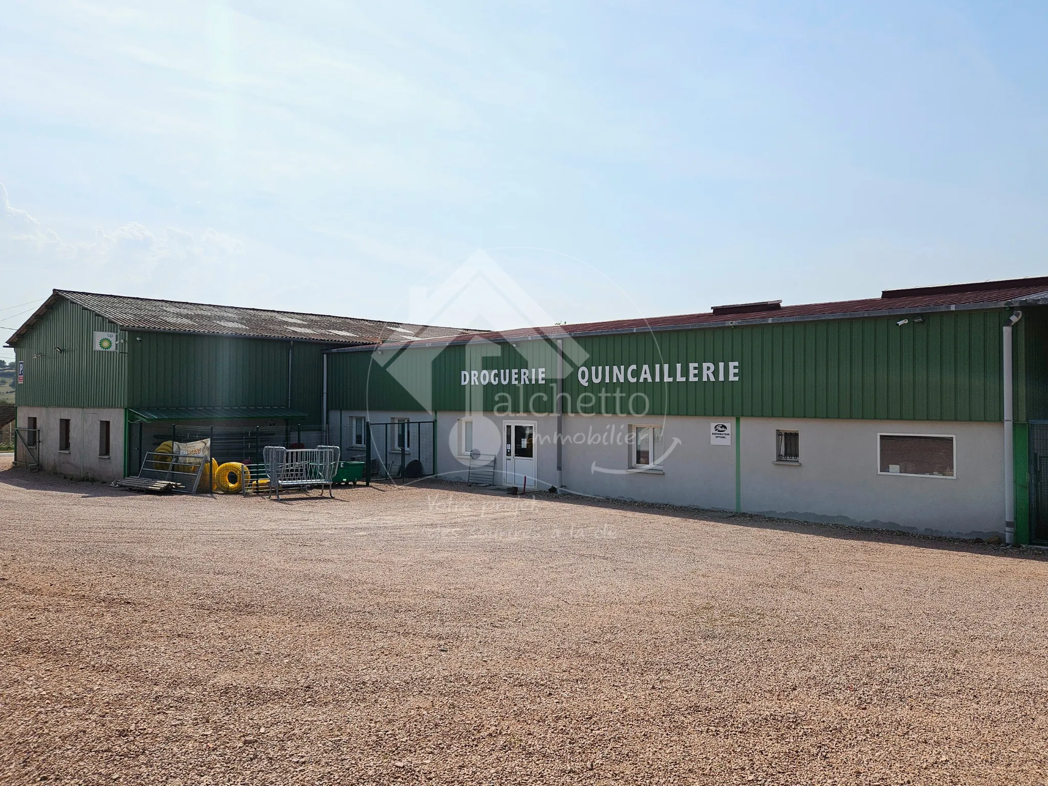 Fonds de commerce de quincaillerie-droguerie au Donjon, emplacement stratégique et clientèle fidèle 