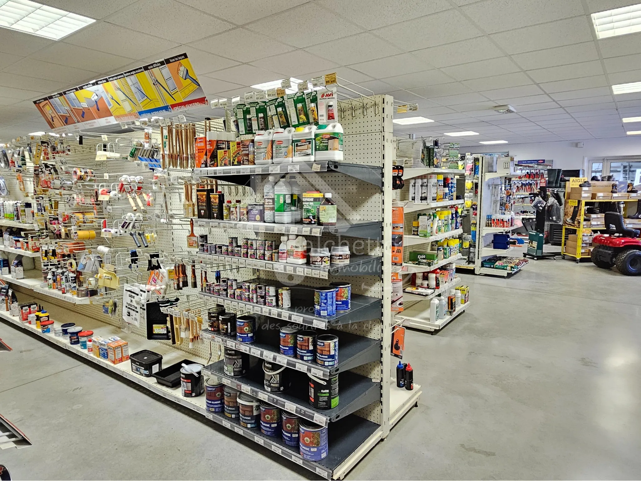 Fonds de commerce de quincaillerie-droguerie au Donjon, emplacement stratégique et clientèle fidèle 