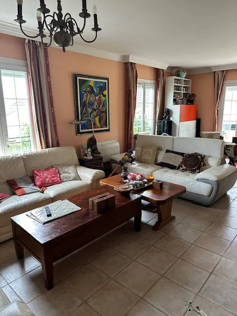 Maison à vendre à Thuré avec jardin, garage et sous-sol complet