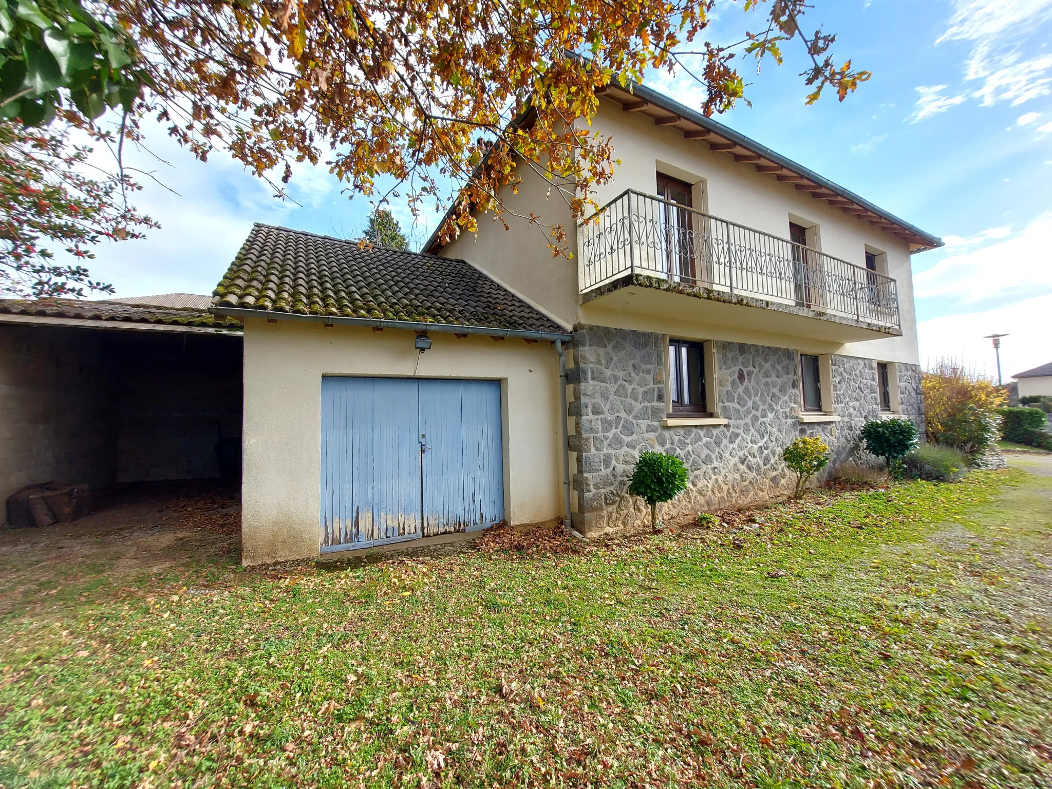 Maison individuelle 4 chambres à Saint-Mamet-la-Salvetat avec jardin et garage 