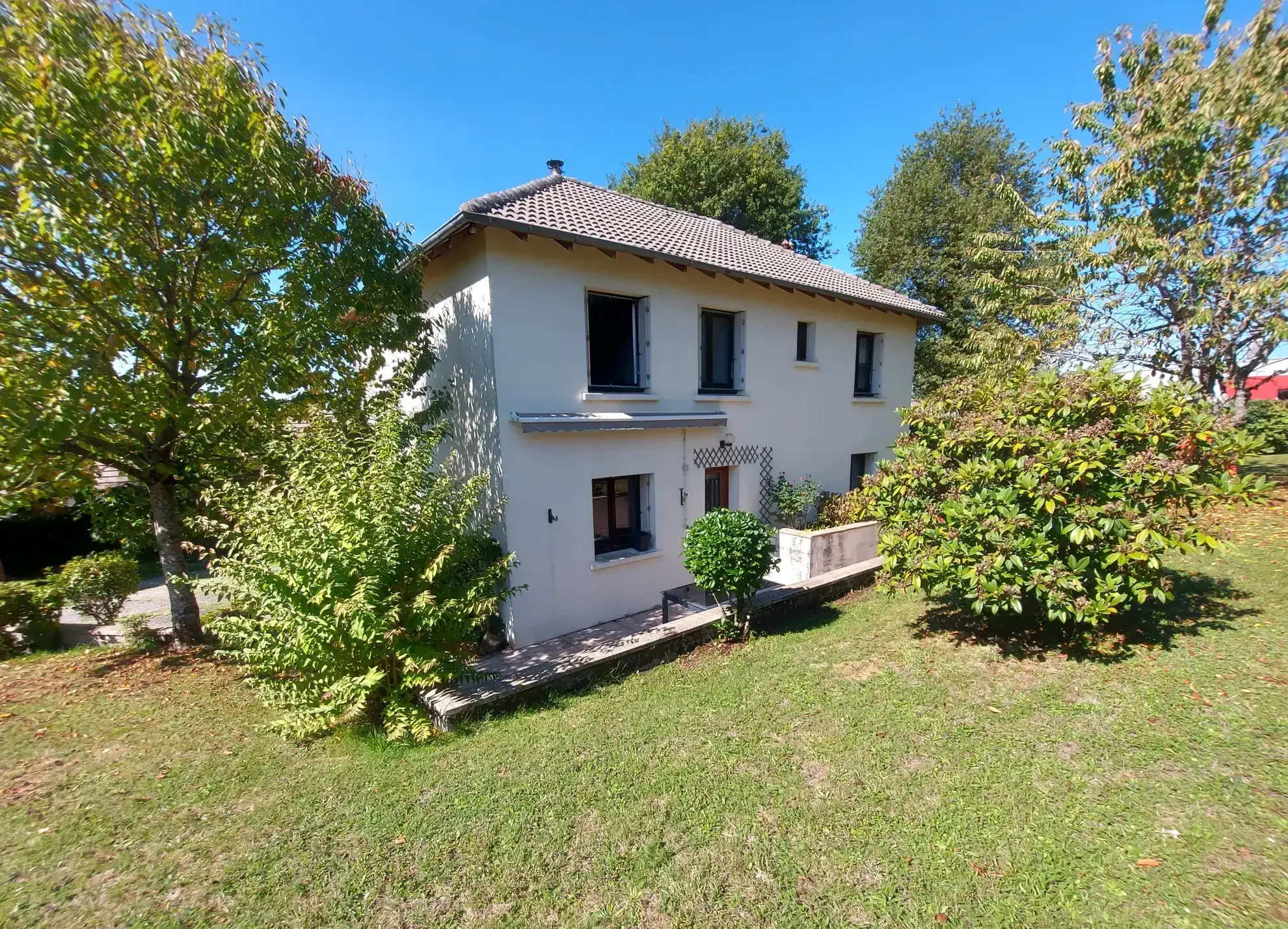 Maison individuelle 4 chambres à Saint-Mamet-la-Salvetat avec terrain agréable