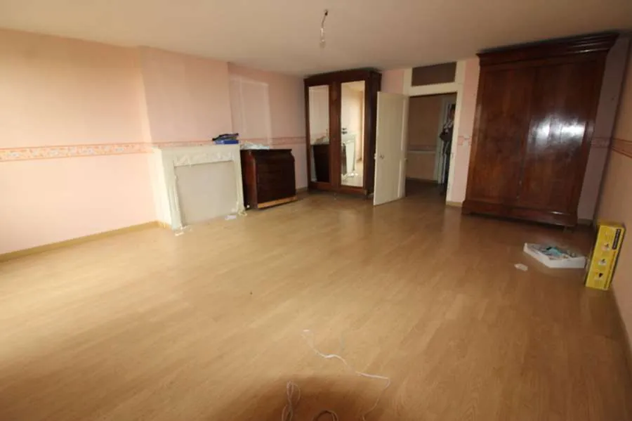 Maison ancienne à rénover à Clamecy avec jardin et accès au bief 