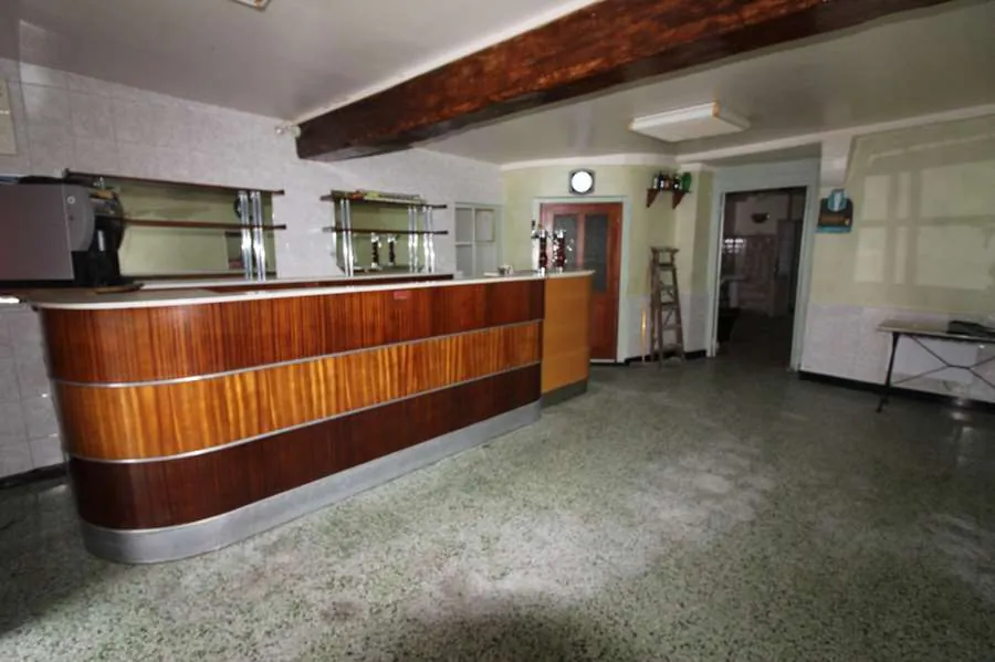 Maison ancienne à rénover à Clamecy avec jardin et accès au bief 