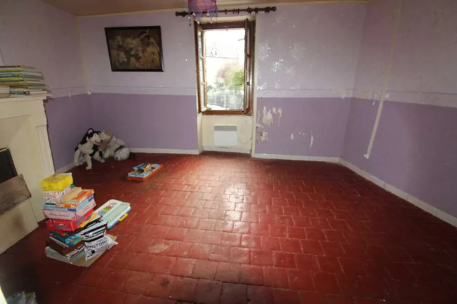 Maison ancienne à rénover à Clamecy avec jardin et accès au bief 