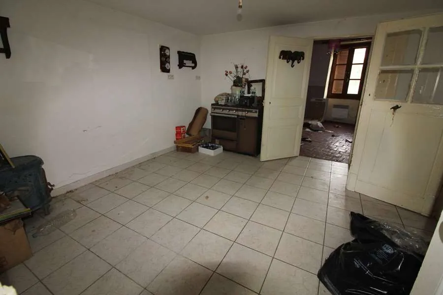 Maison ancienne à rénover à Clamecy avec jardin et accès au bief 