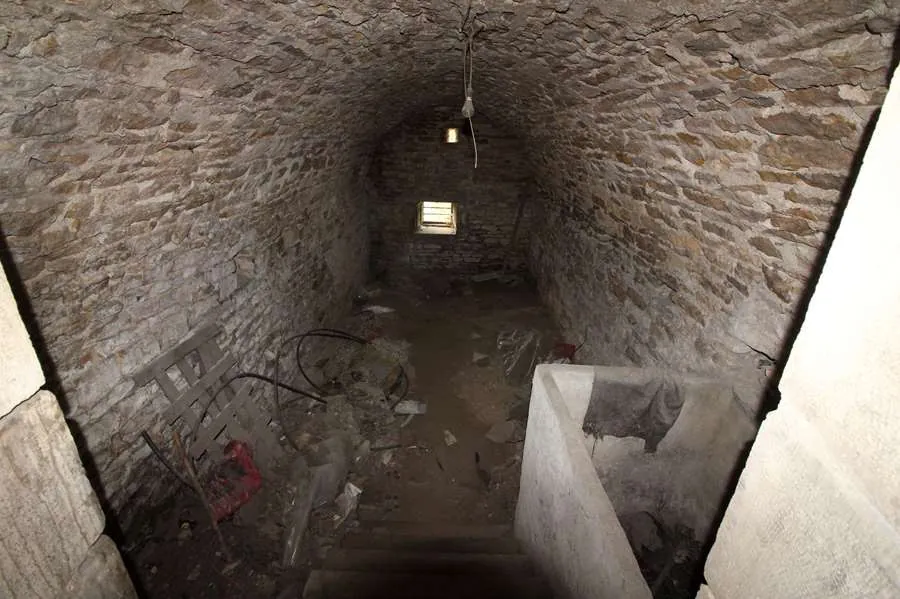 Maison ancienne à rénover à Clamecy avec jardin et accès au bief 