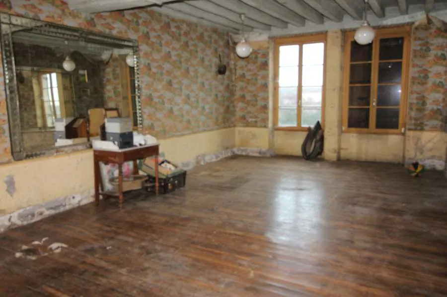 Maison ancienne à rénover à Clamecy avec jardin et accès au bief 