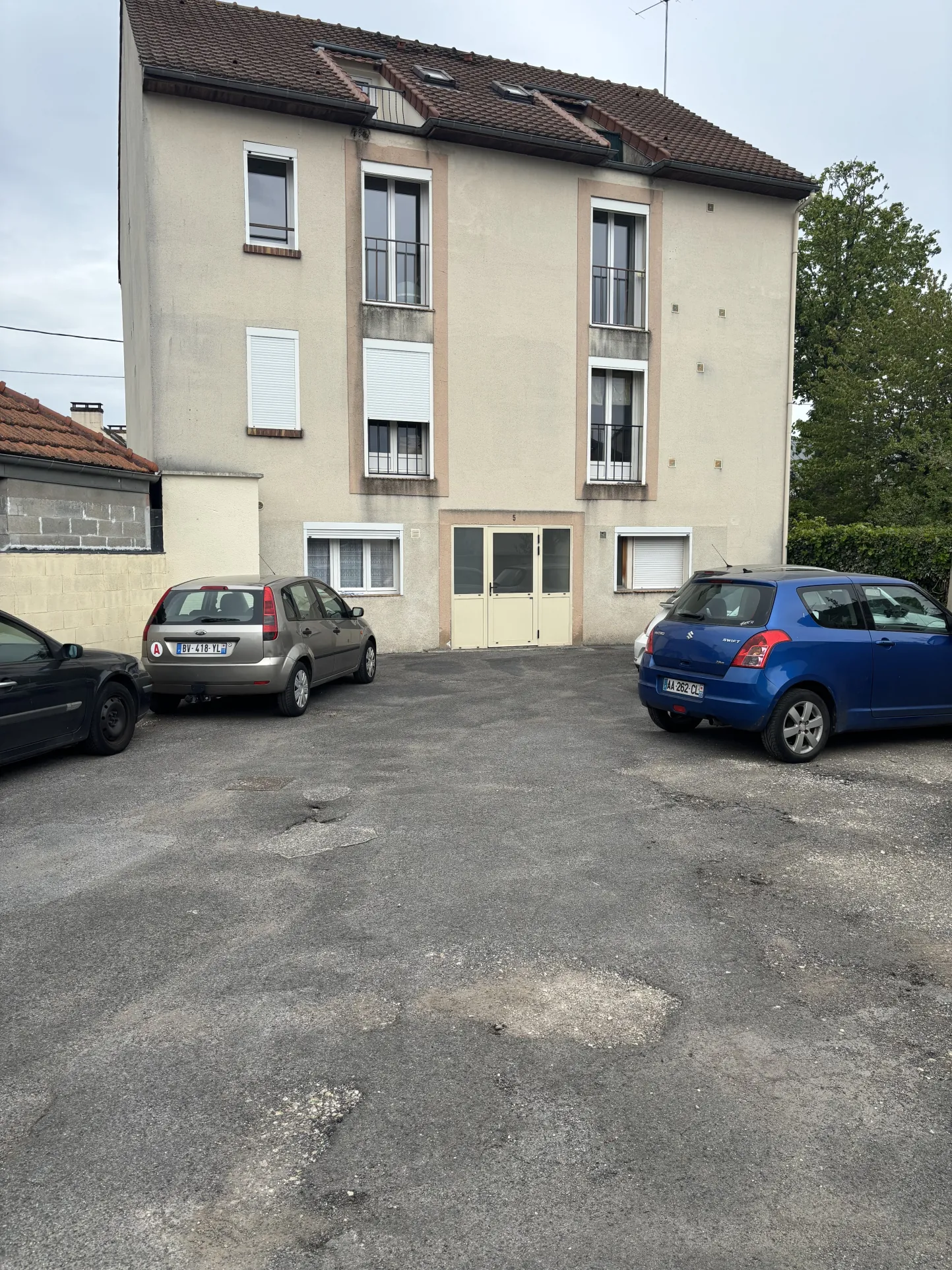Studio à vendre à Saint-Geneviève-des-Bois – Proche mairie et parc, parking privé 
