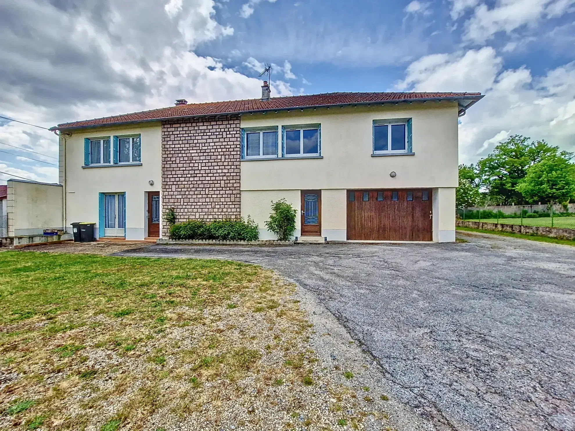 Maison à Saint-Fiel avec studio, grand atelier et terrain de 1000 m² à vendre près de Guéret 