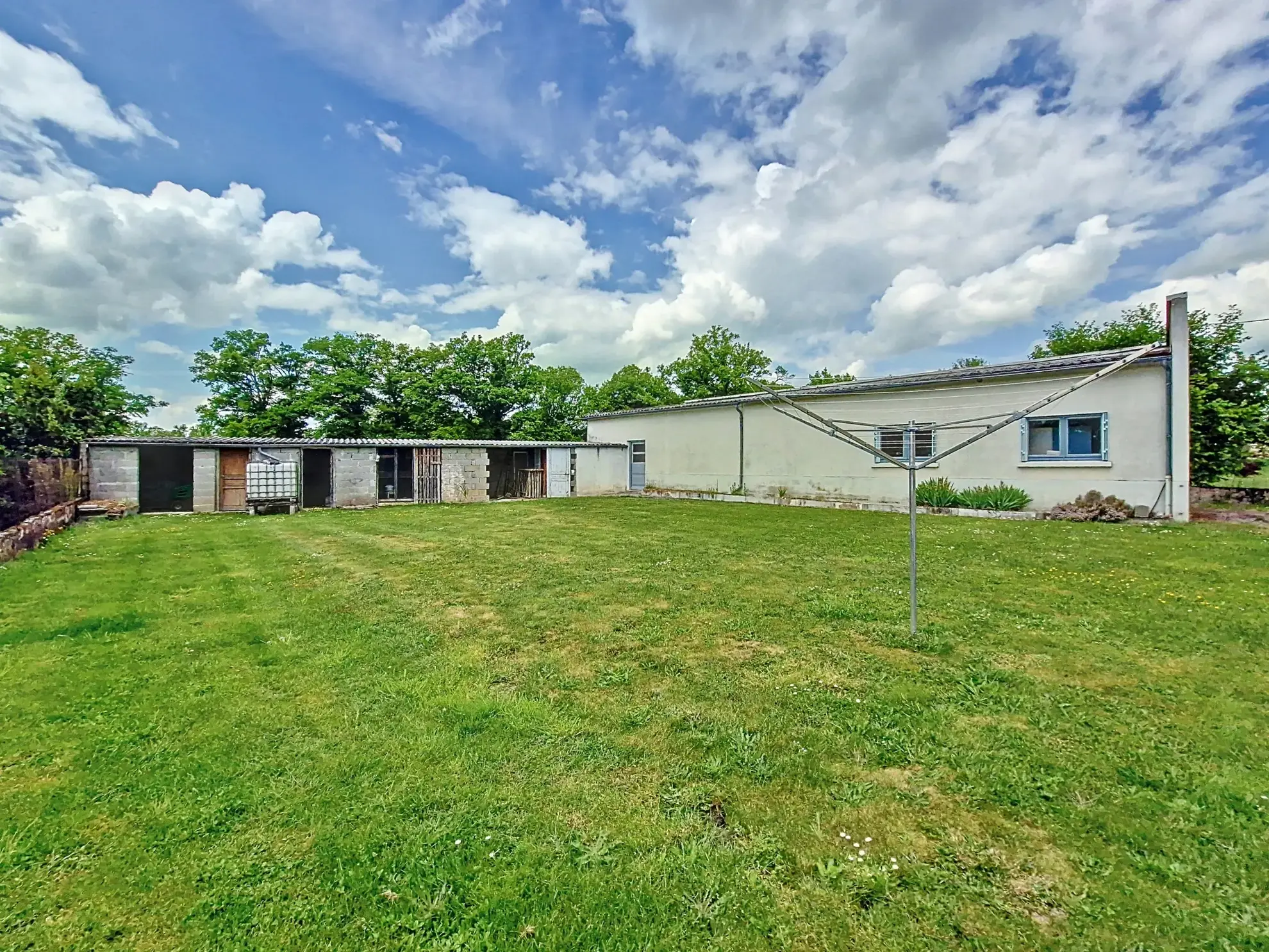 Maison à Saint-Fiel avec studio, grand atelier et terrain de 1000 m² à vendre près de Guéret 