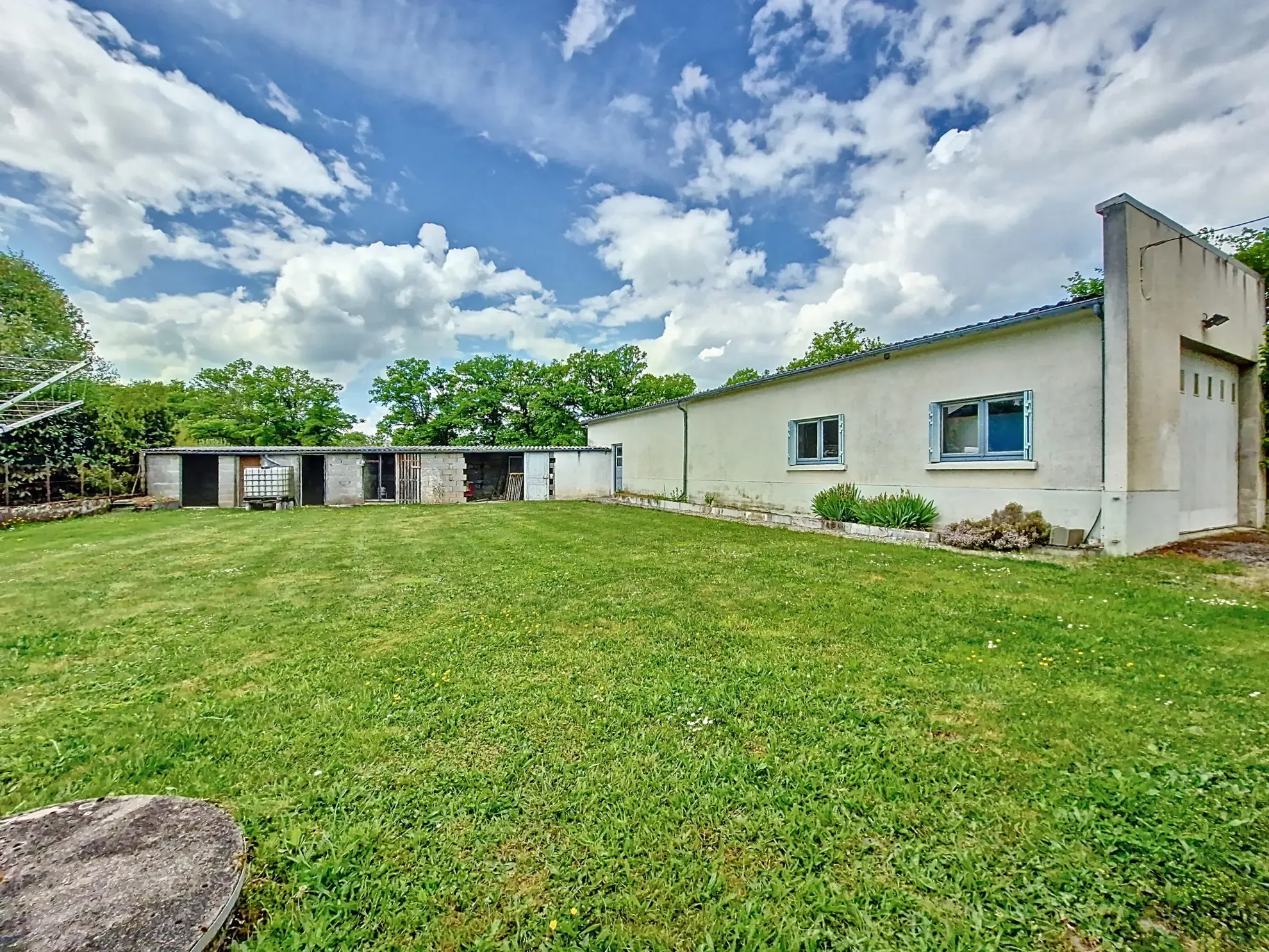 Maison à Saint-Fiel avec studio, grand atelier et terrain de 1000 m² à vendre près de Guéret 