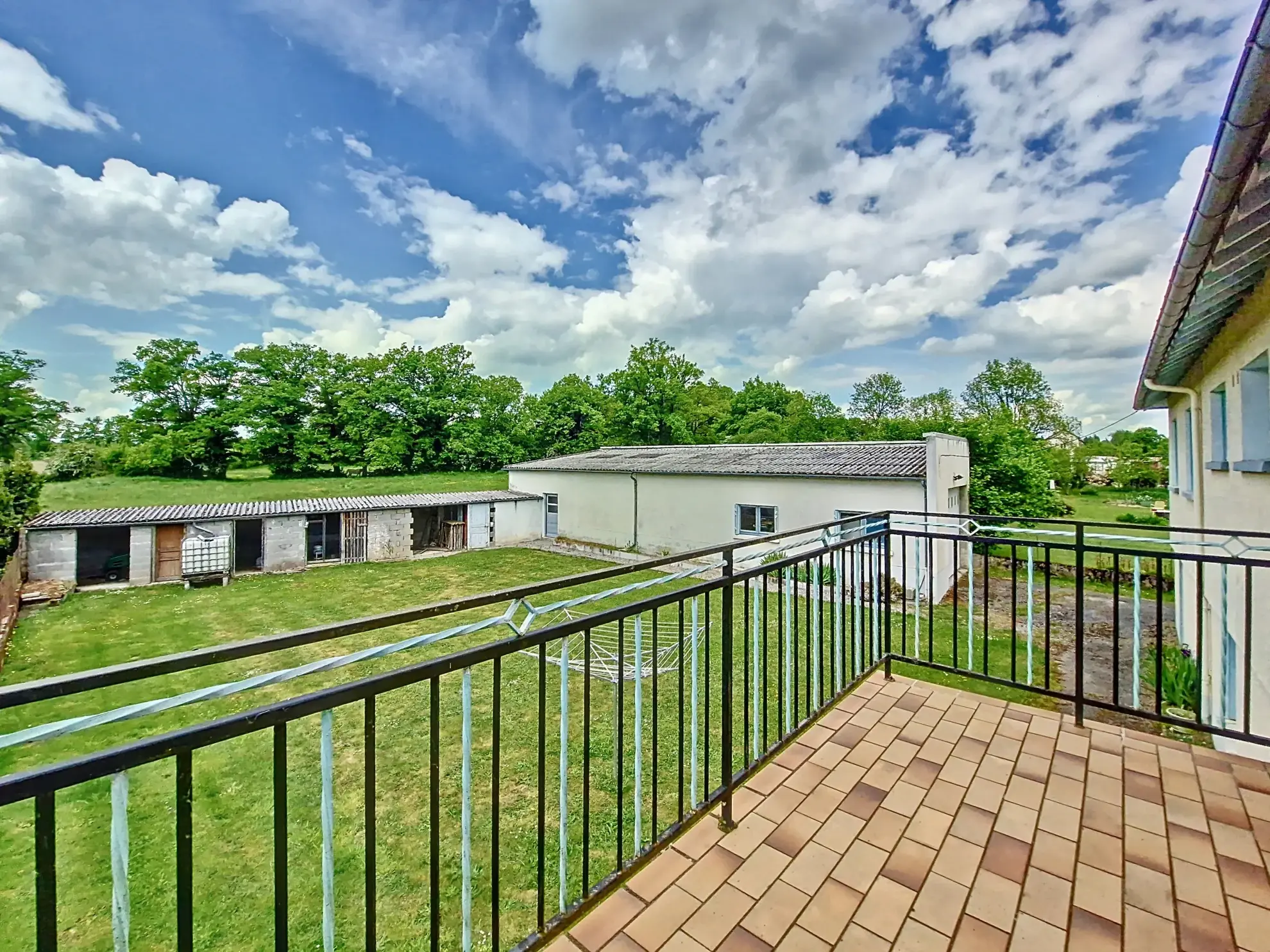 Maison à Saint-Fiel avec studio, grand atelier et terrain de 1000 m² à vendre près de Guéret 