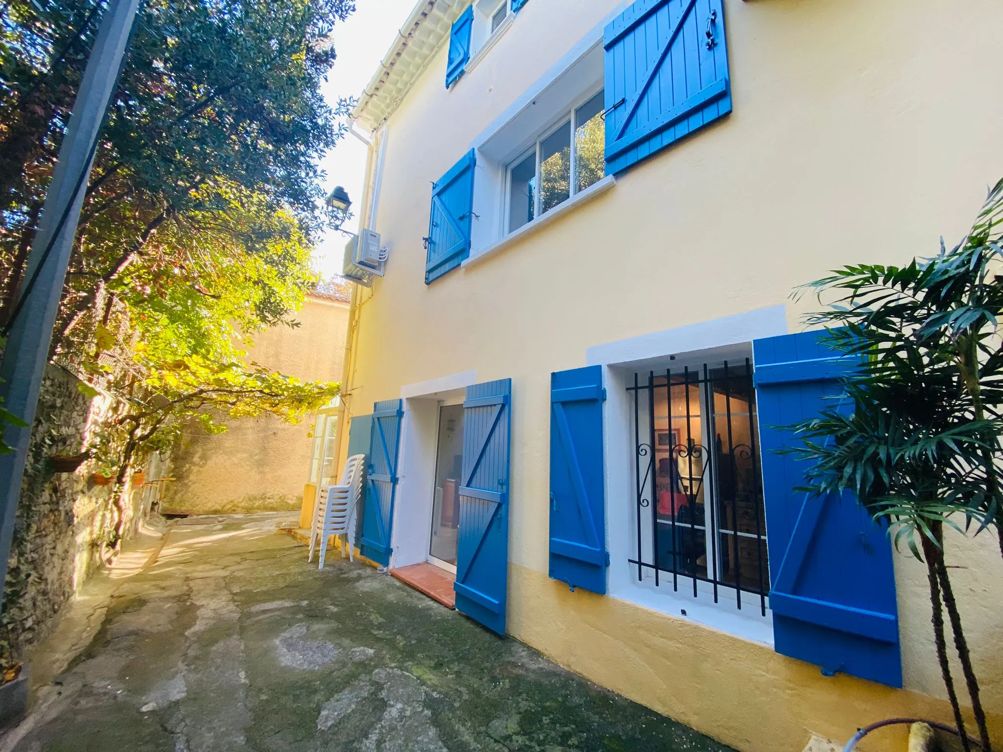 Maison de ville T4 rénovée à La Seyne-sur-Mer avec terrasse et climatisation