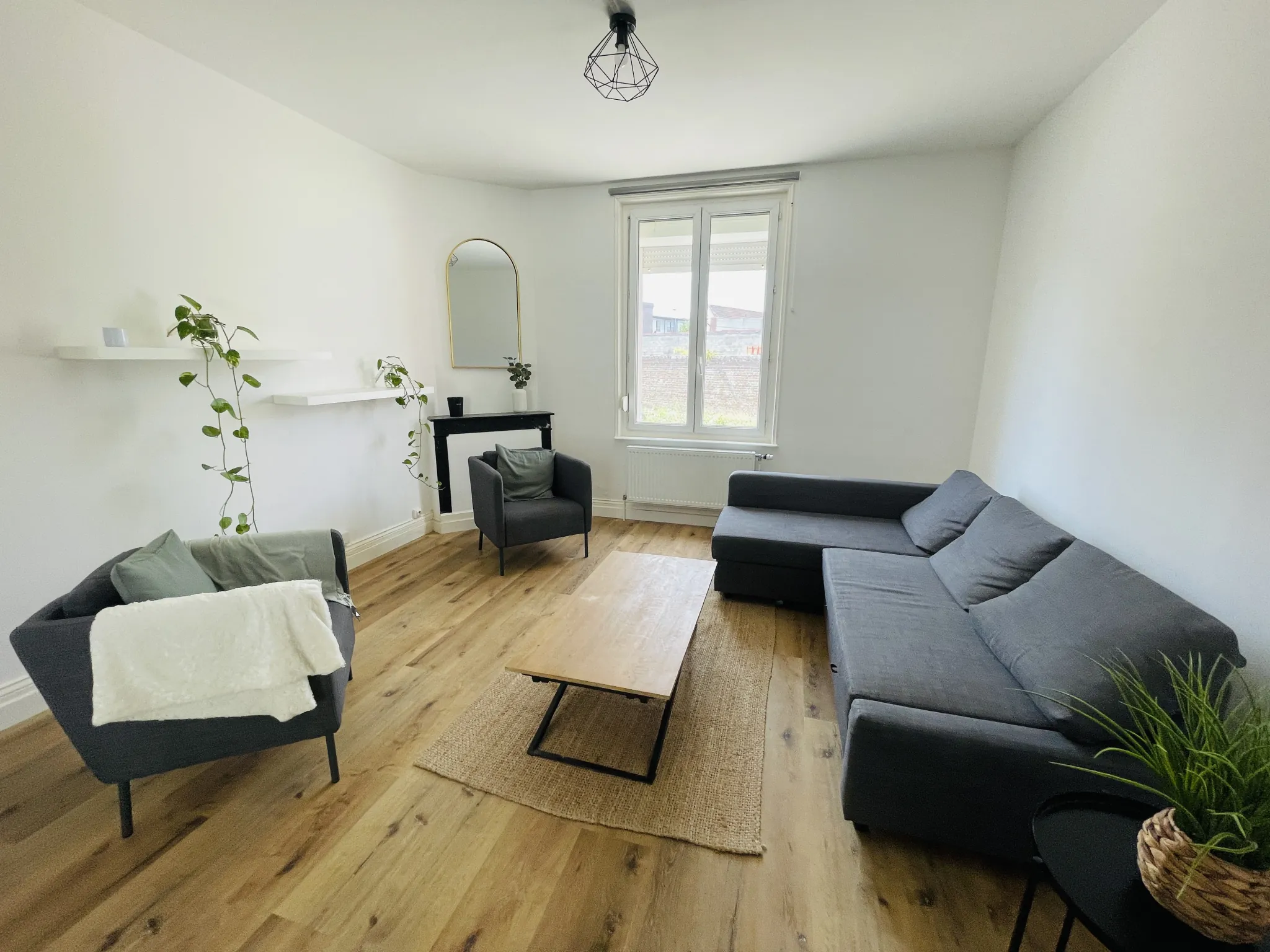 Maison 90m² avec cour privée à Saint-Quentin, sans travaux 