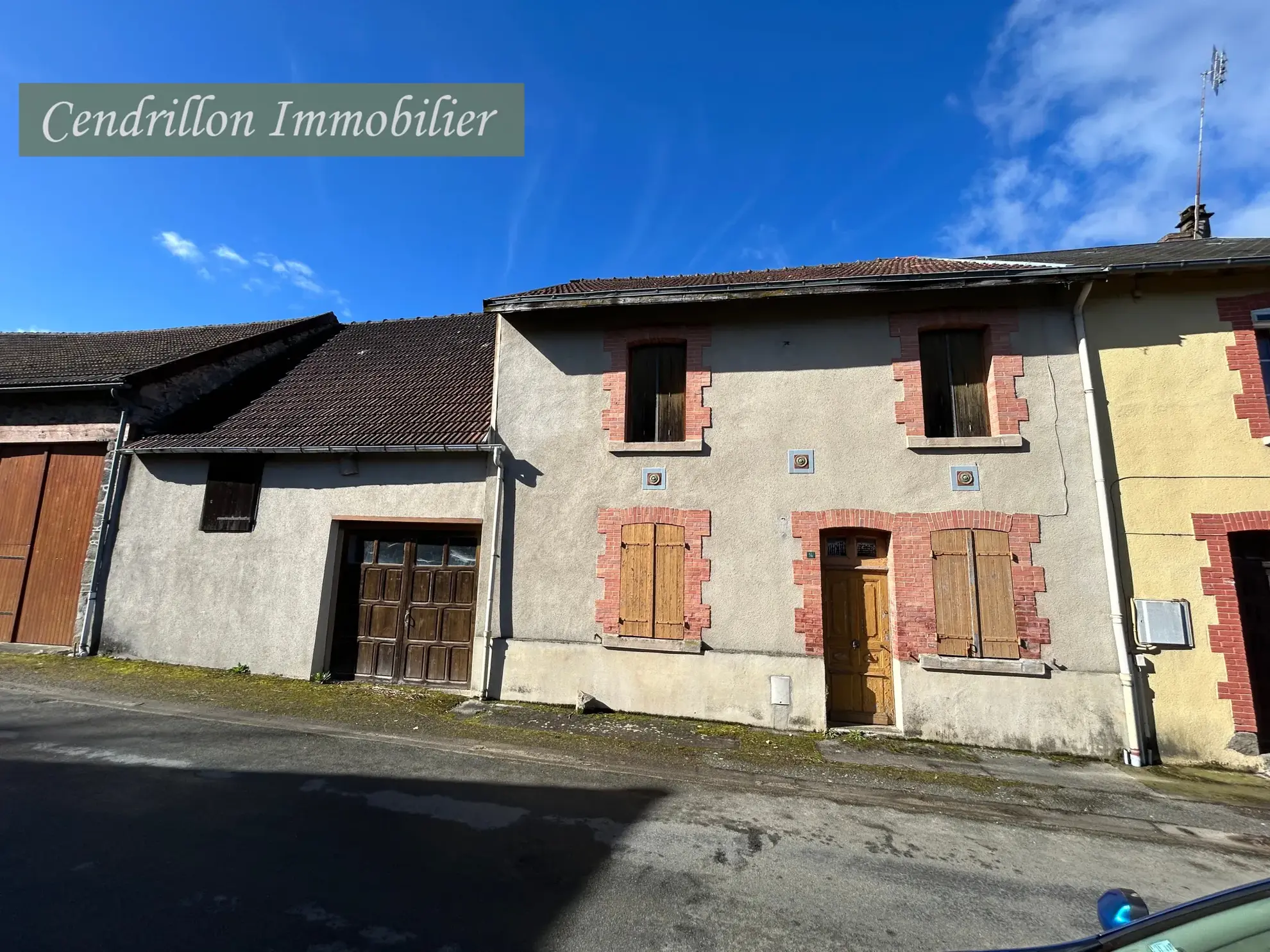 Maison de village à Aulon avec 3 chambres, grand garage et potentiel de rénovation