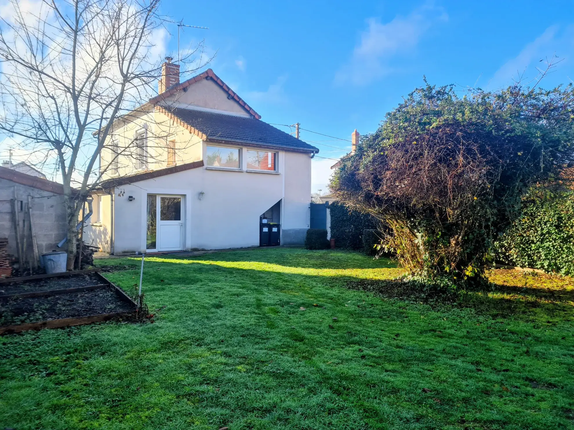 Maison indépendante de 112 m² à Nevers avec jardin et garage