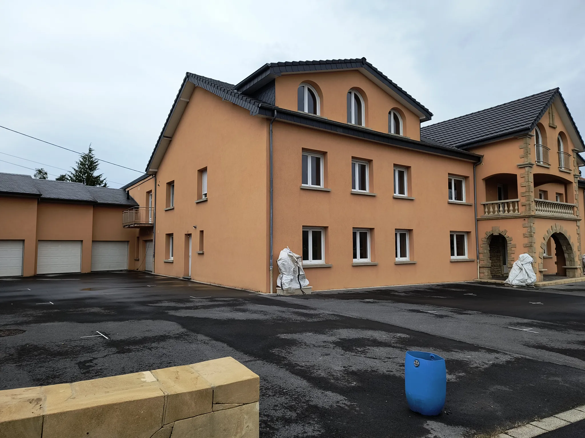 Appartement F2 avec grande terrasse à Cosnes-et-Romain – Neuf, parking, proximité frontières