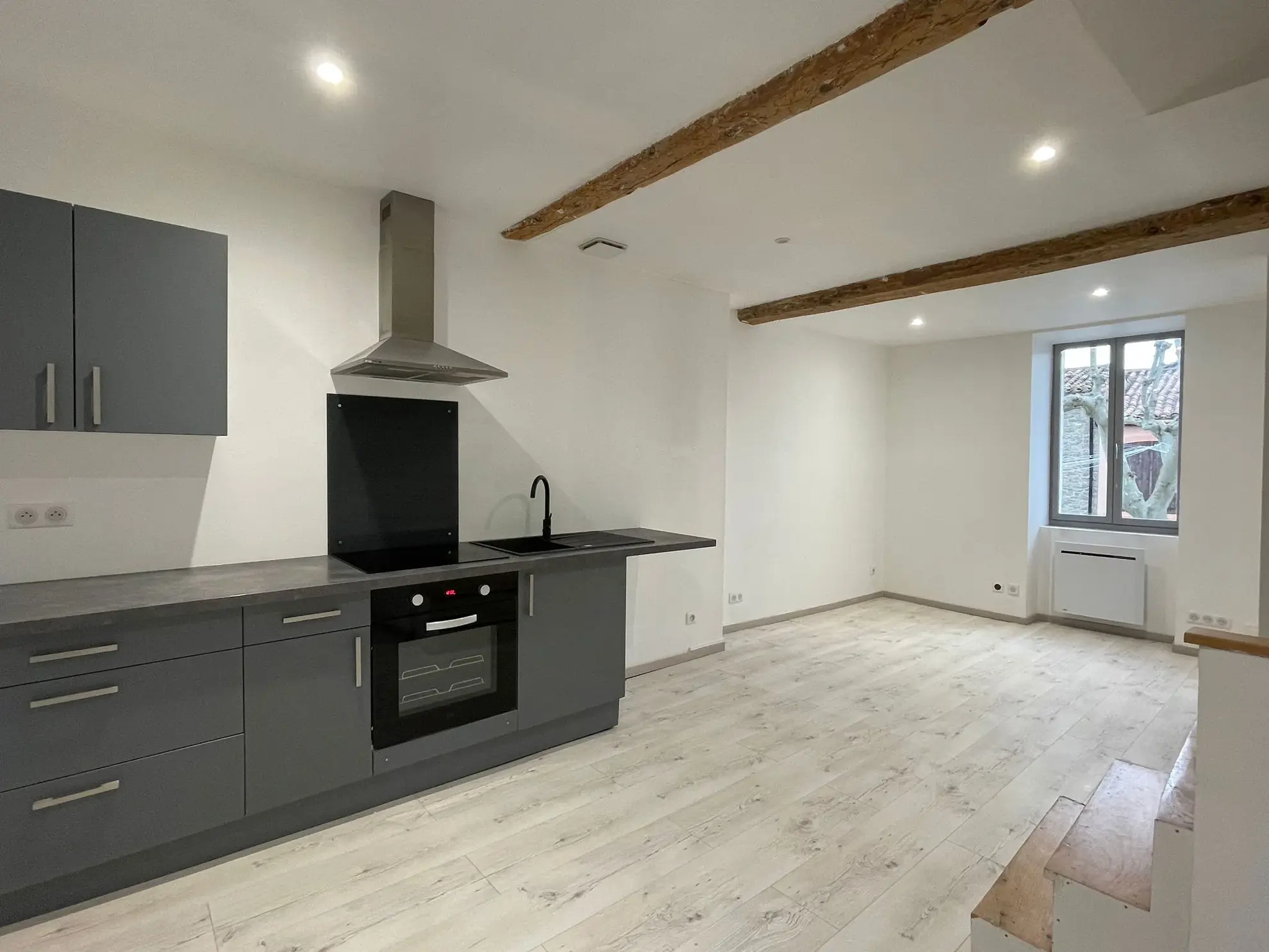 Maison de village rénovée de 67 m² à Villemoustaussou, investissement idéal 