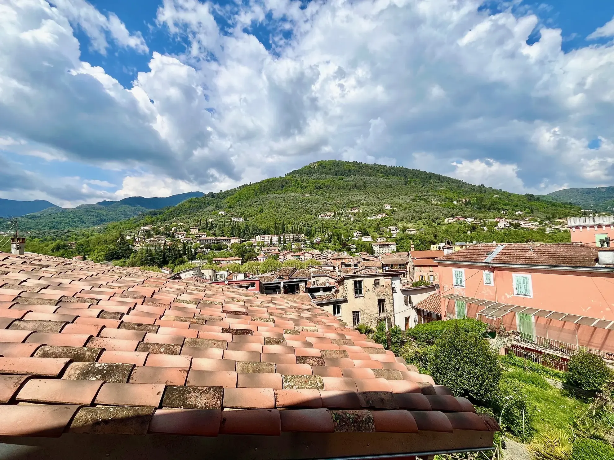 Appartement traversant de 3 pièces à Sospel avec potentiel et balcon