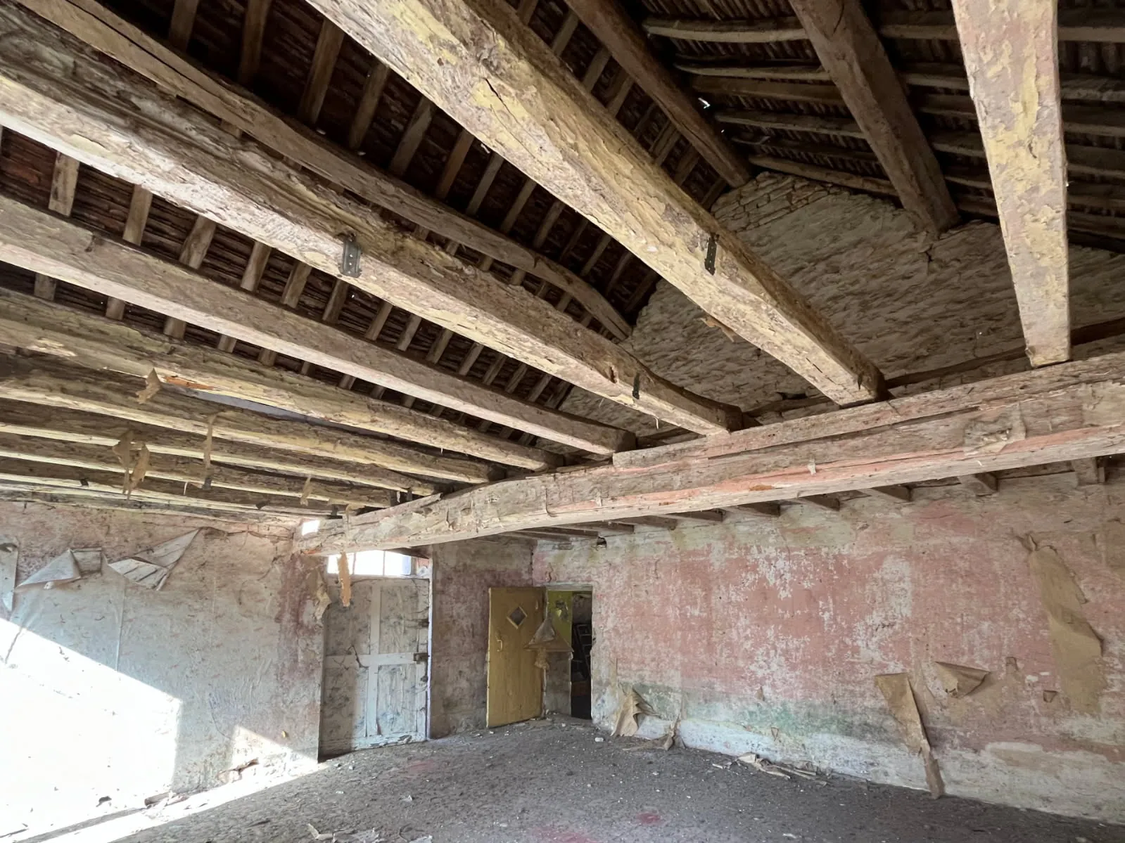 Opportunité de rénovation à Vaux, Auxerre - Deux maisons mitoyennes à rénover sur 244 m² 