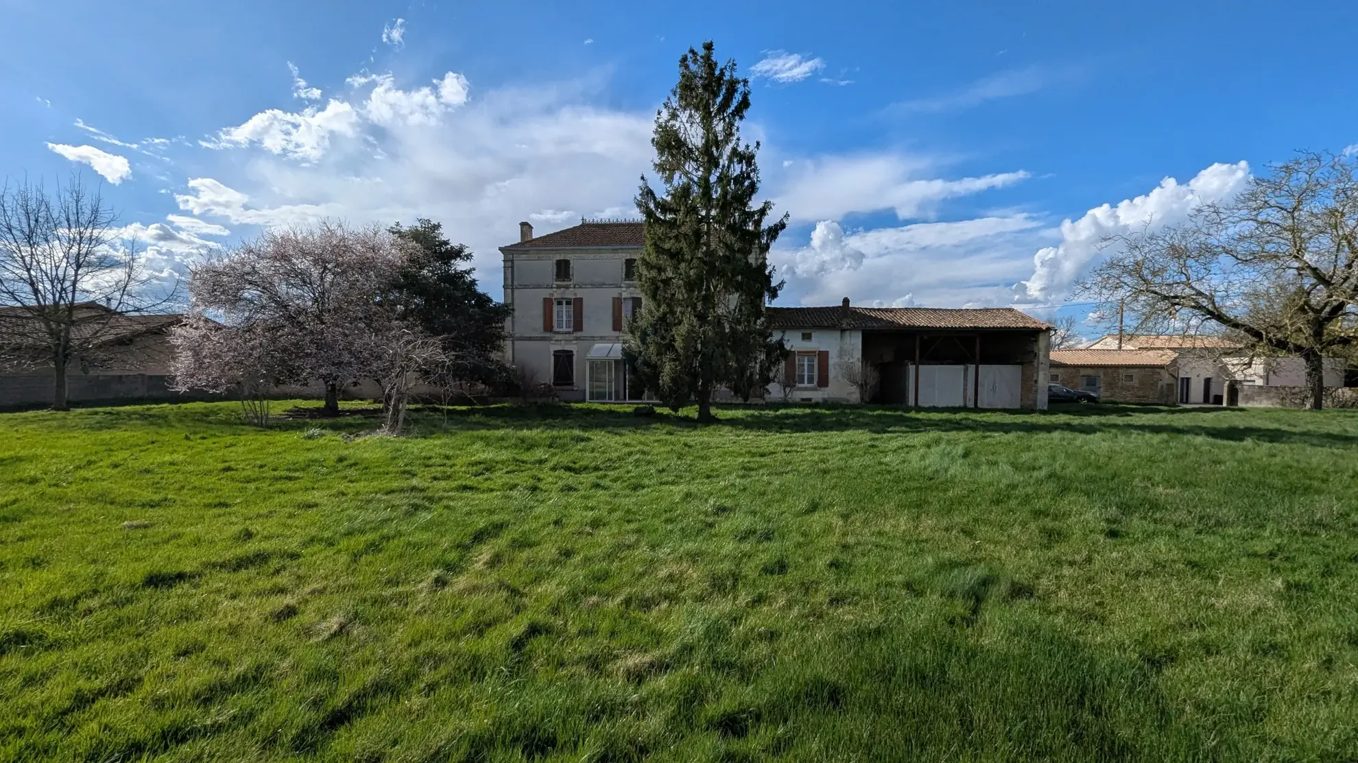 Maison de maître à rénover avec dépendances à Aigondigné - Potentiel exceptionnel 