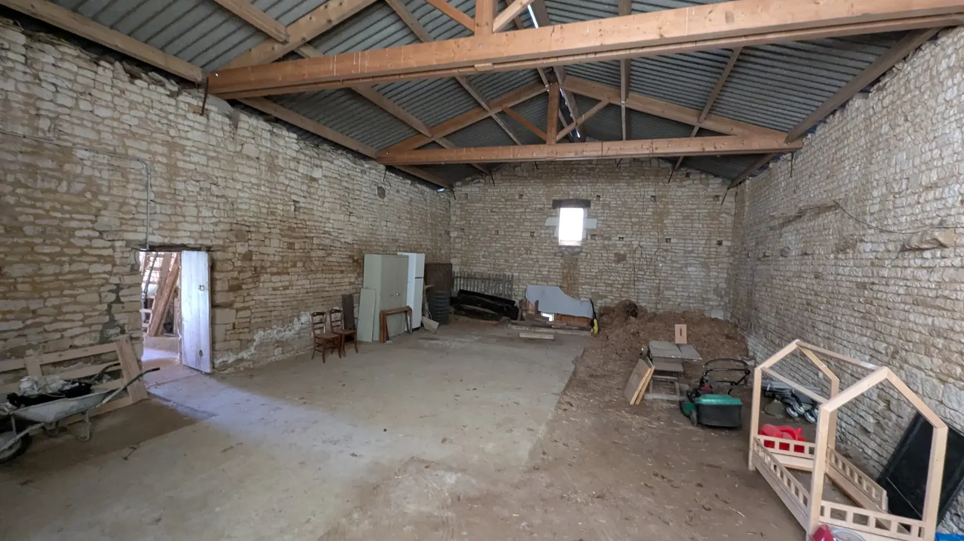 Maison de maître à rénover avec dépendances à Aigondigné - Potentiel exceptionnel 