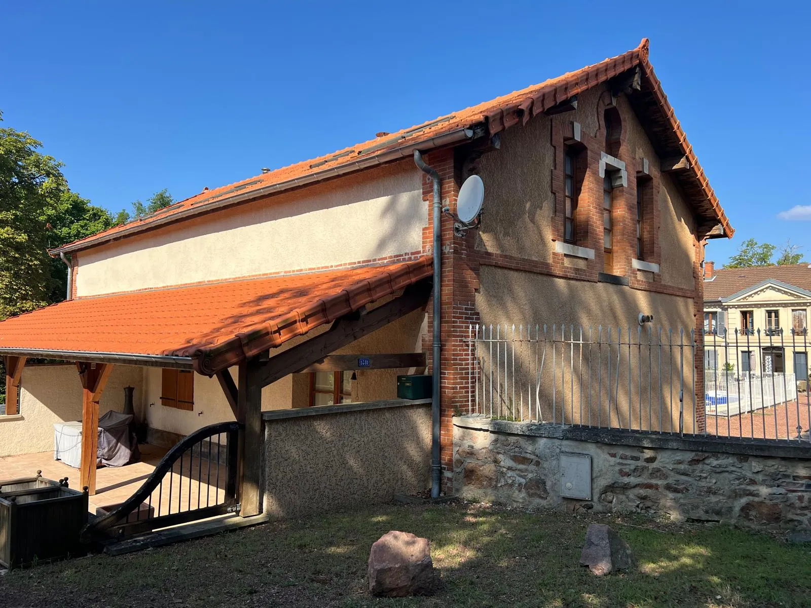 Maison mitoyenne avec piscine à Perreux – 128 m2 dans cadre paisible