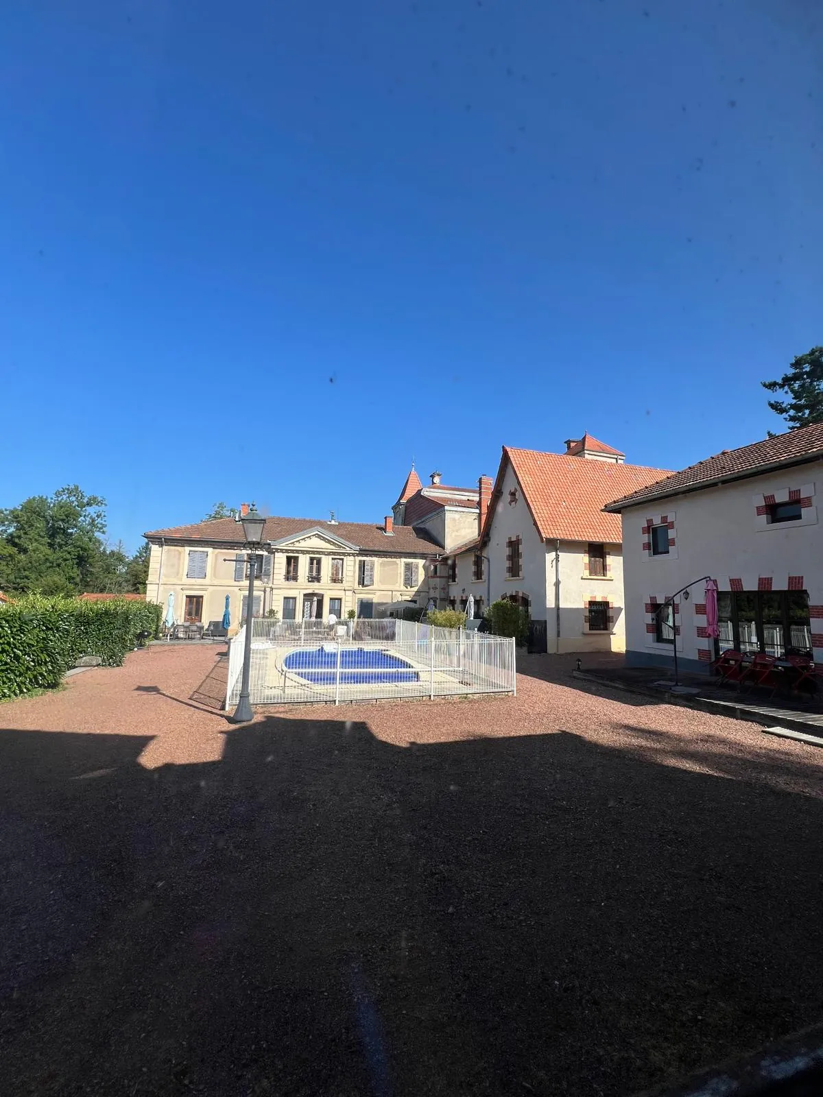 Maison mitoyenne avec piscine à Perreux – 128 m2 dans cadre paisible 