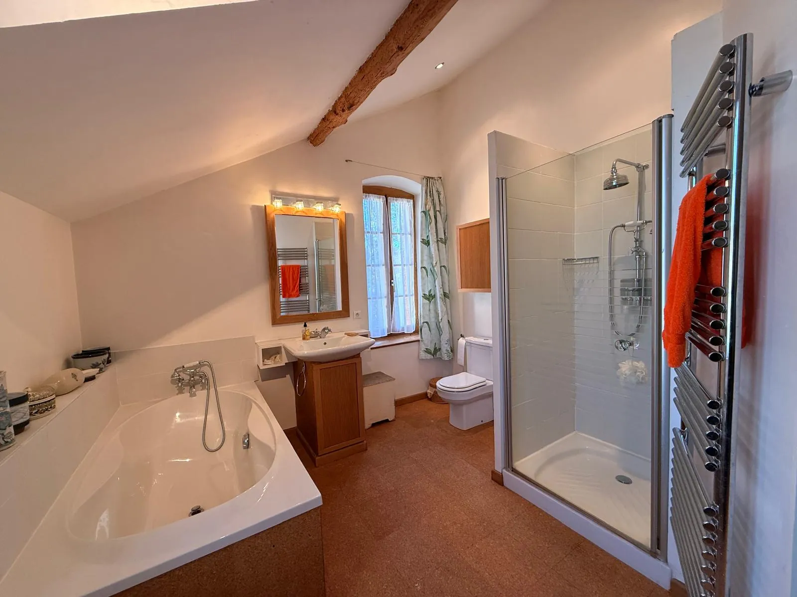 Maison mitoyenne avec piscine à Perreux – 128 m2 dans cadre paisible 