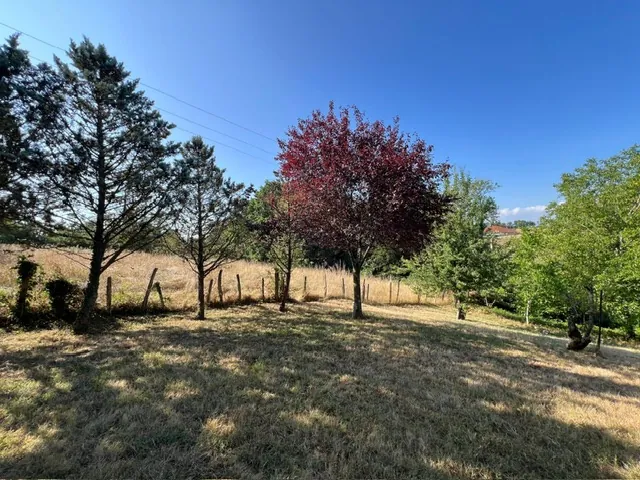Maison mitoyenne avec piscine à Perreux – 128 m2 dans cadre paisible 