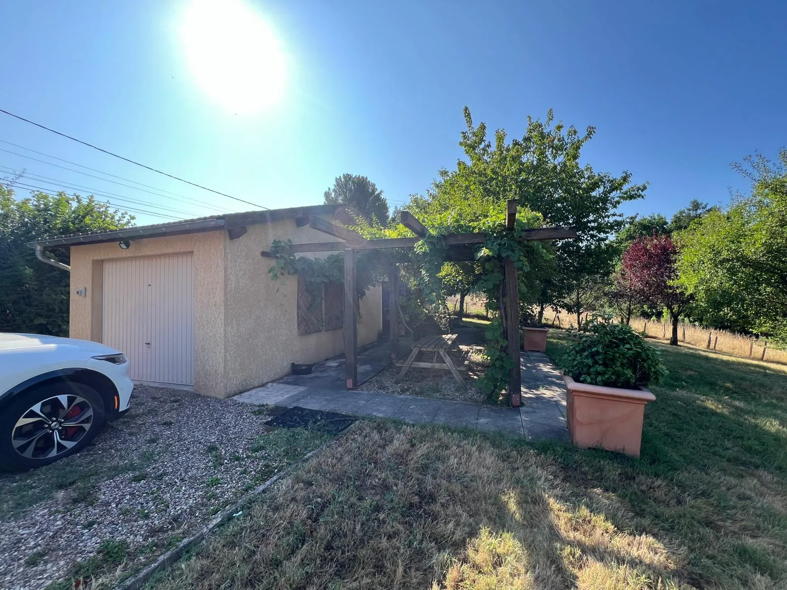 Maison mitoyenne avec piscine à Perreux – 128 m2 dans cadre paisible 