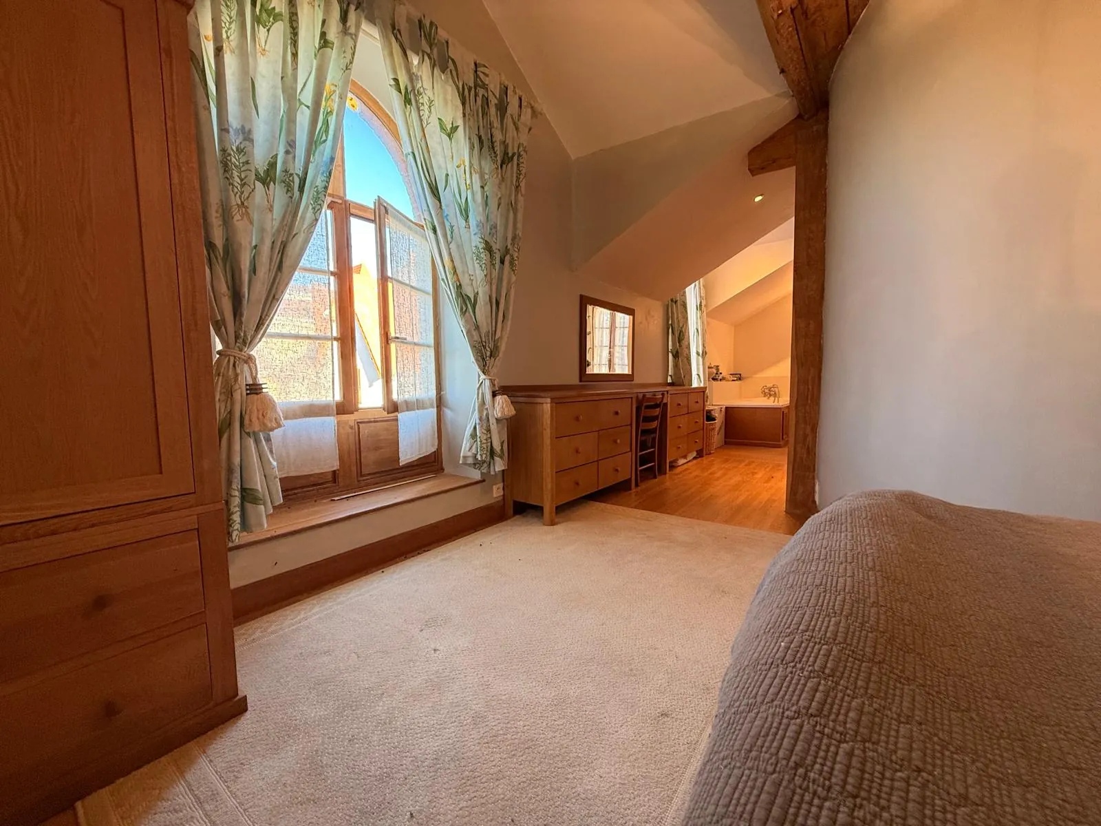 Maison mitoyenne avec piscine à Perreux – 128 m2 dans cadre paisible 