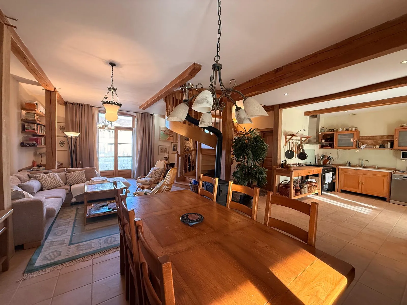 Maison mitoyenne avec piscine à Perreux – 128 m2 dans cadre paisible 