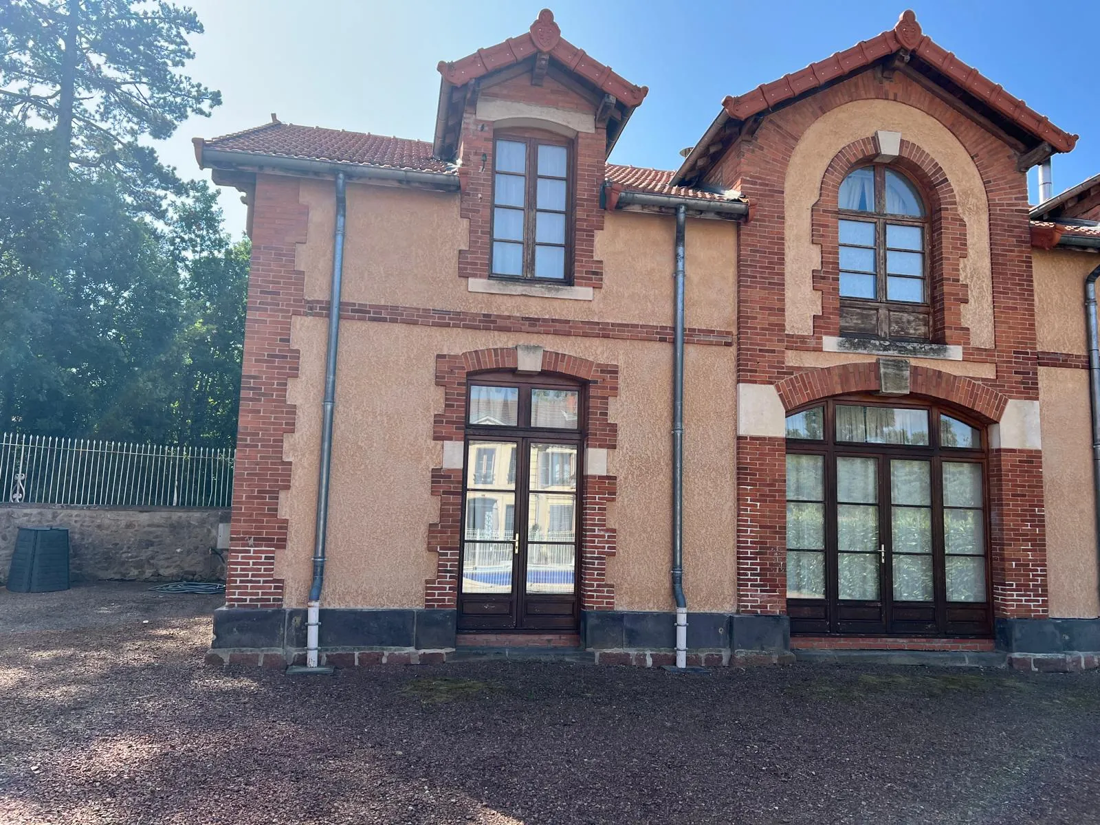 Maison mitoyenne avec piscine à Perreux – 128 m2 dans cadre paisible 