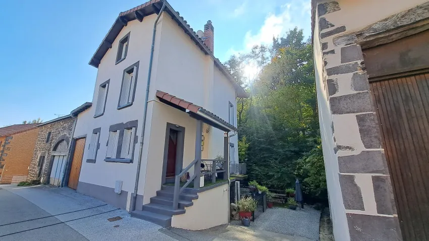 Magnifique maison de village avec grange et vue rivière à Enval, idéal premier achat