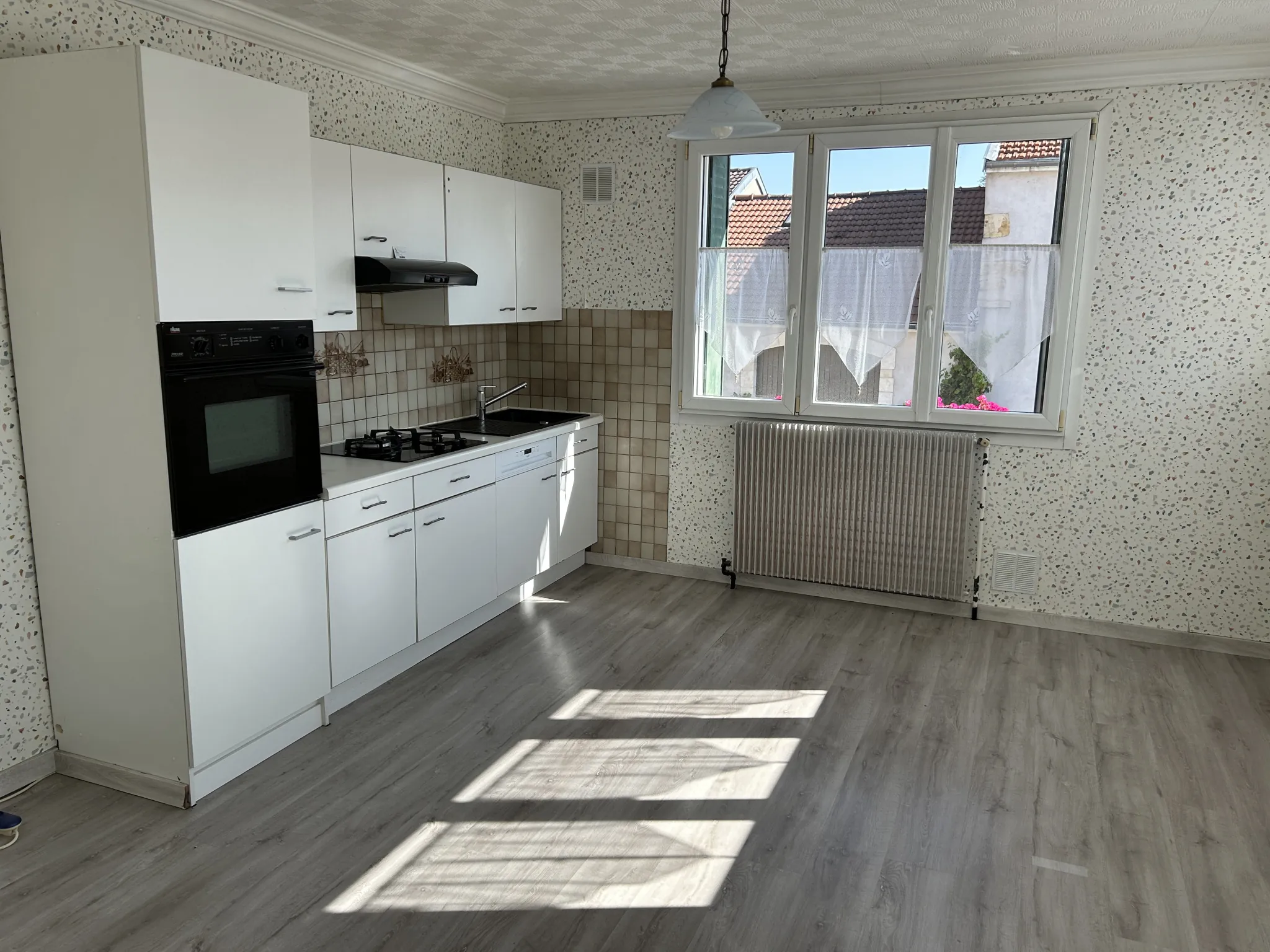 Maison de village spacieuse avec jardin et garage à Gondreville