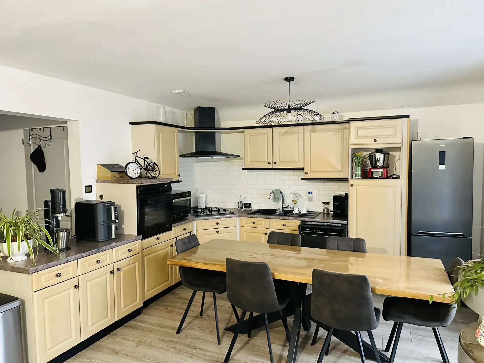 Immeuble rénové avec deux logements locatifs, atelier et grenier aménageable à Chenimenil