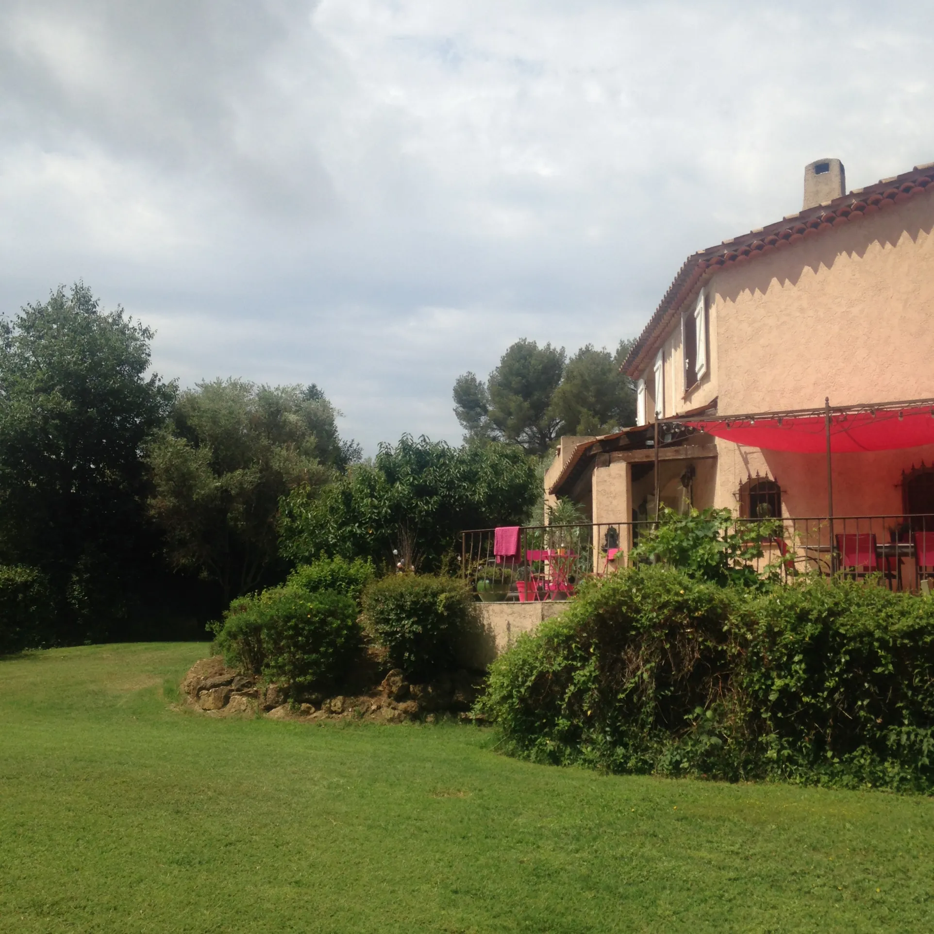 Maison familiale de 180 m² avec piscine, terrasse et accès rivière au Revest-les-Eaux 