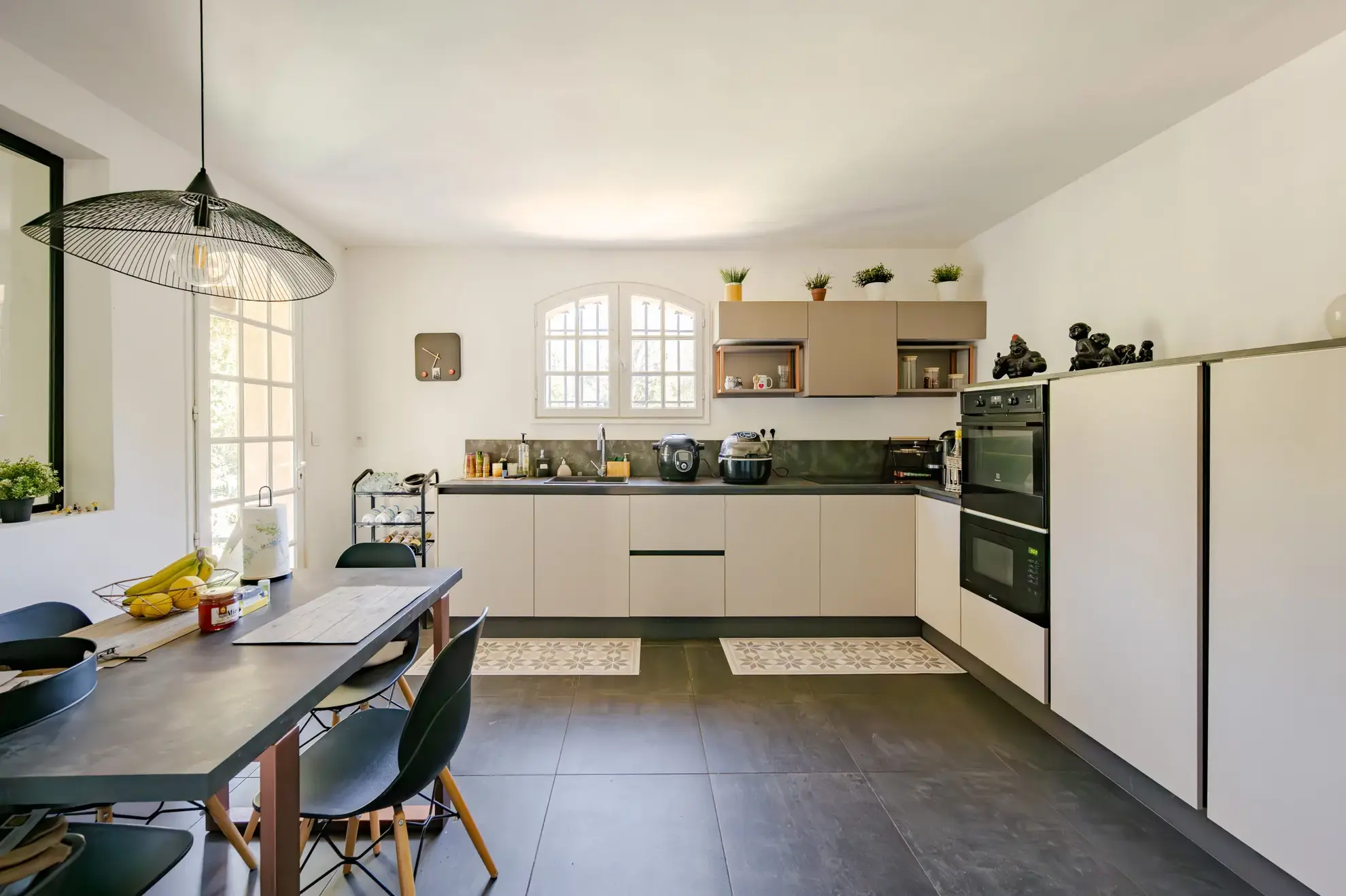 Maison familiale de 180 m² avec piscine, terrasse et accès rivière au Revest-les-Eaux 