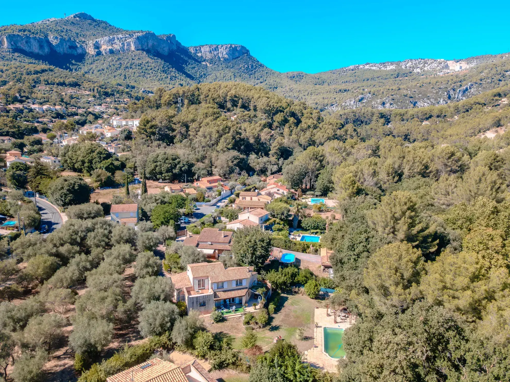 Maison familiale de 180 m² avec piscine, terrasse et accès rivière au Revest-les-Eaux 