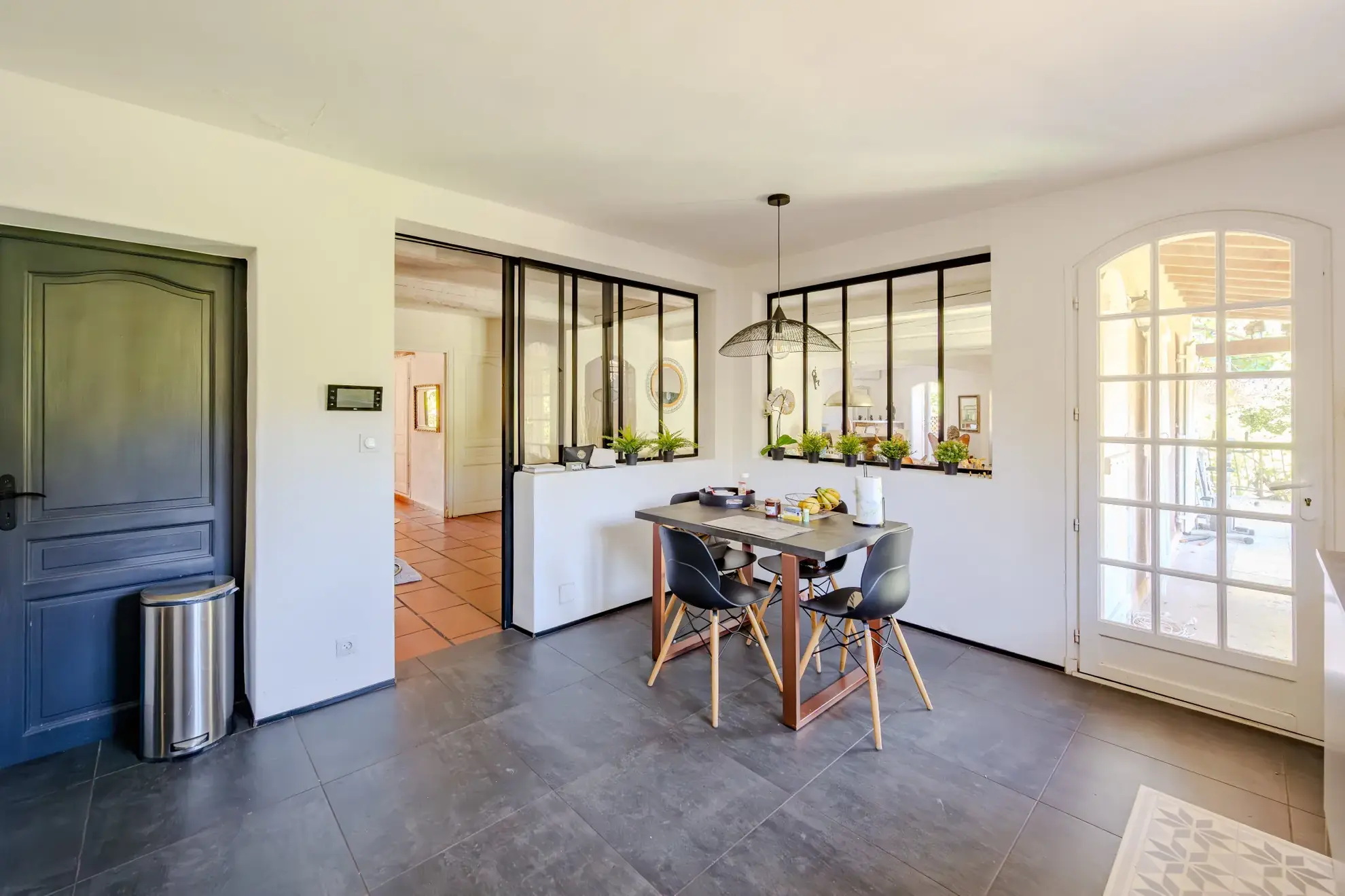 Maison familiale de 180 m² avec piscine, terrasse et accès rivière au Revest-les-Eaux 